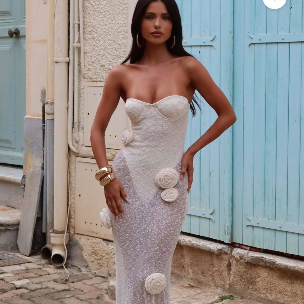 Elegant White Strapless Dress - Picture 2 of 3